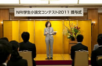 学生小論文コンテスト2011授与式で受賞者に感想やお祝いの言葉を伝える最相氏