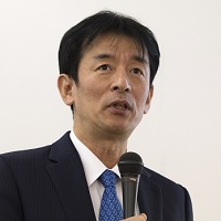 山崎達雄氏