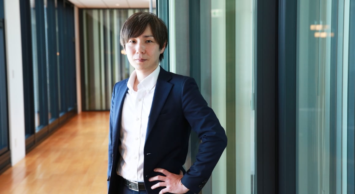 インタビューを受ける五明さん③