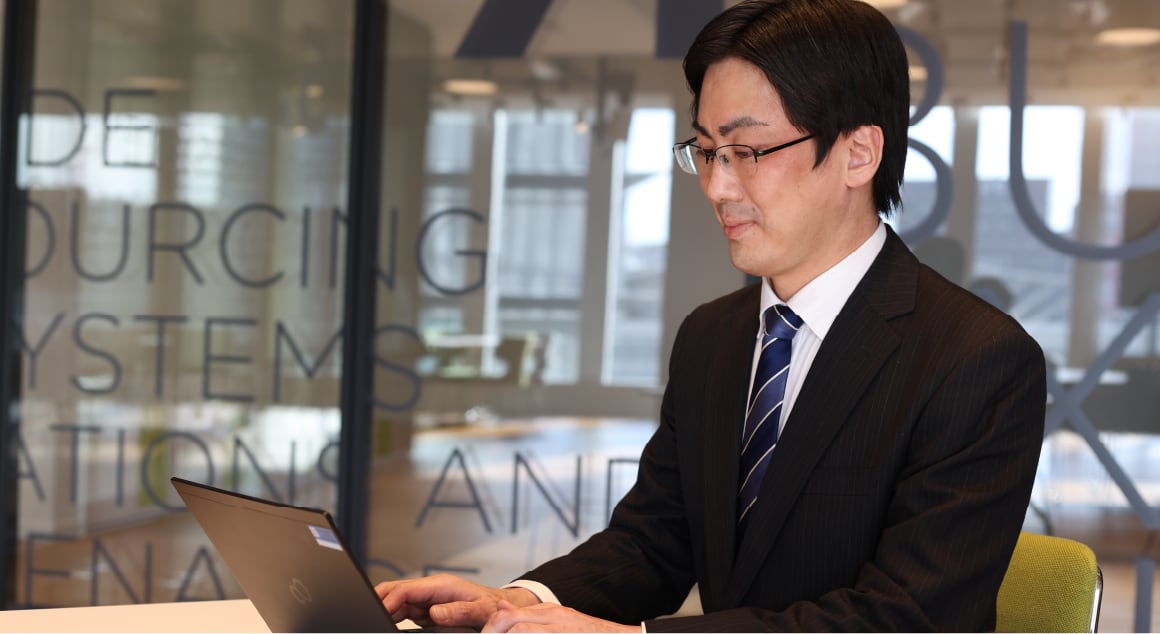 インタビューを受ける黒崎さん①