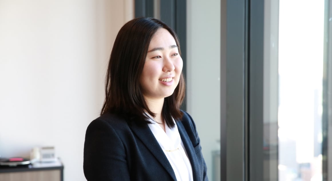 インタビューを受ける津村さん①