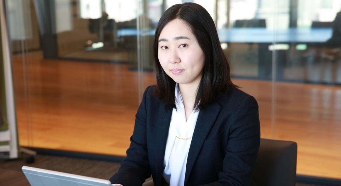 インタビューを受ける津村さん③