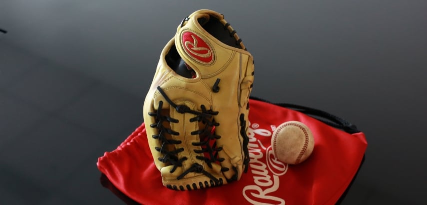 グローブと野球ボールの写真