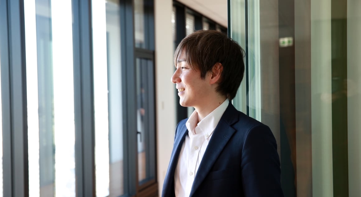 インタビューを受ける五明さん②