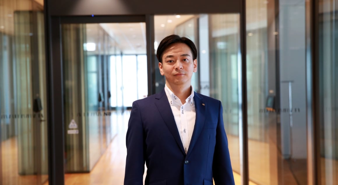 インタビューを受ける小畠さん③