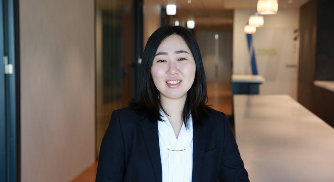 インタビューを受ける津村さん②