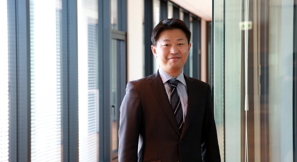 インタビューを受ける高尾さん①