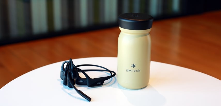 ヘッドセットとタンブラーの写真