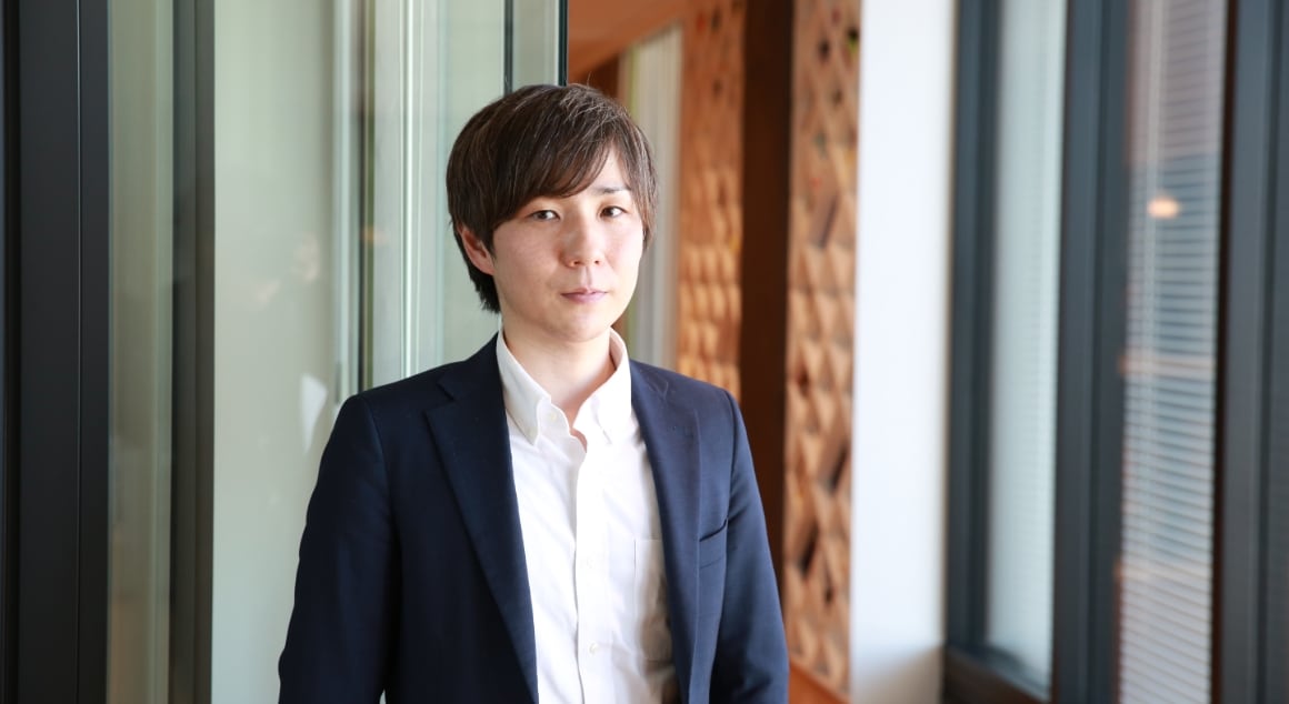 インタビューを受ける五明さん①