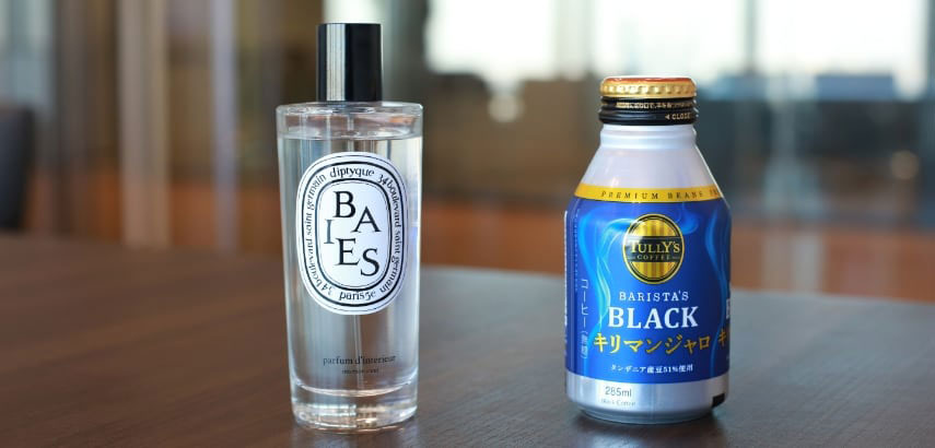 ルーム・フレグランスと缶コーヒーの写真