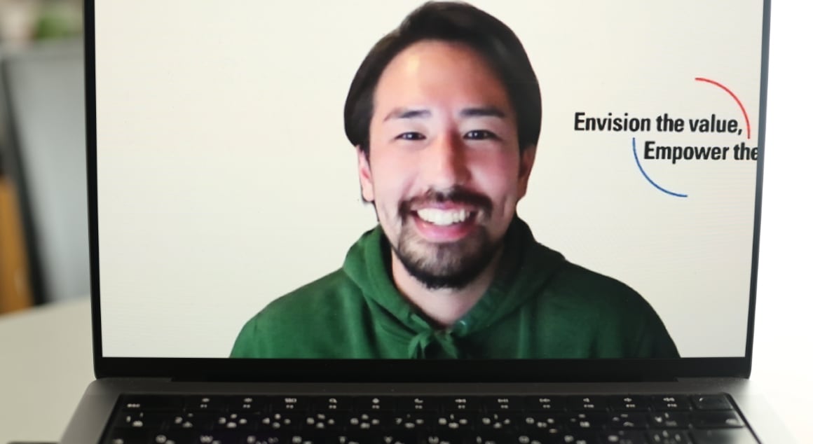 インタビューを受ける恒吉さん③