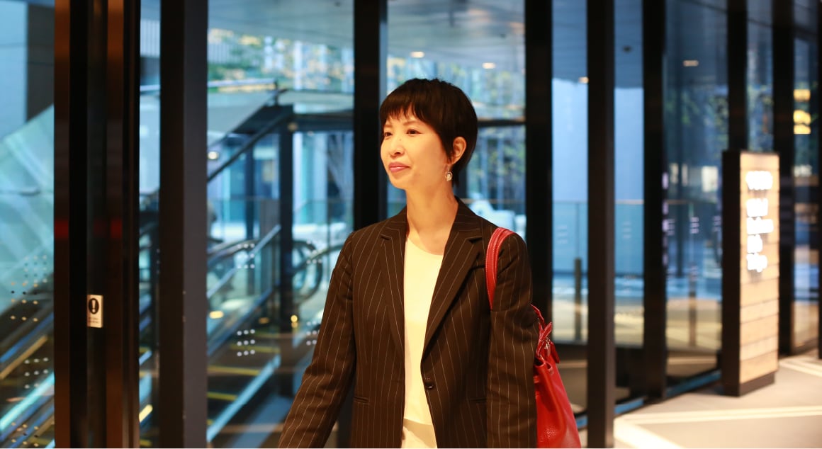 インタビューを受ける鈴木さん③