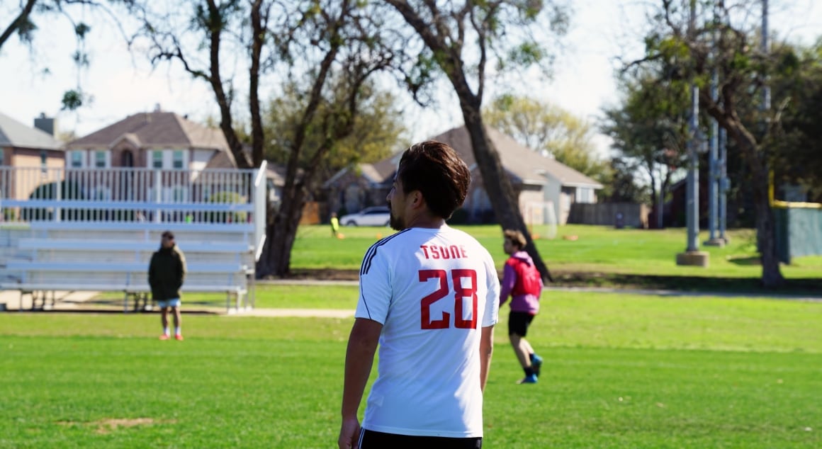 インタビューを受ける恒吉さん①