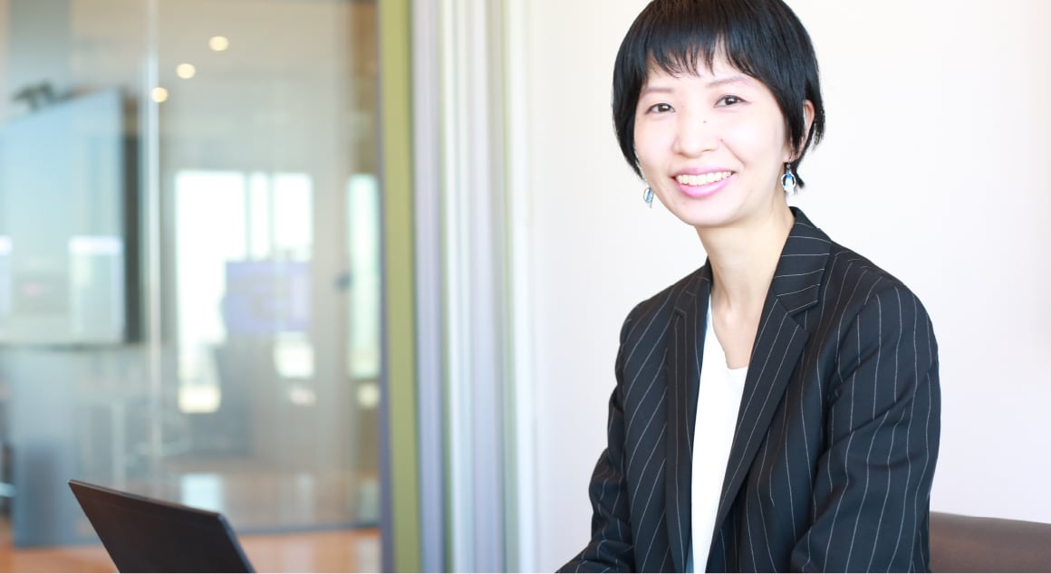 インタビューを受ける鈴木さん①